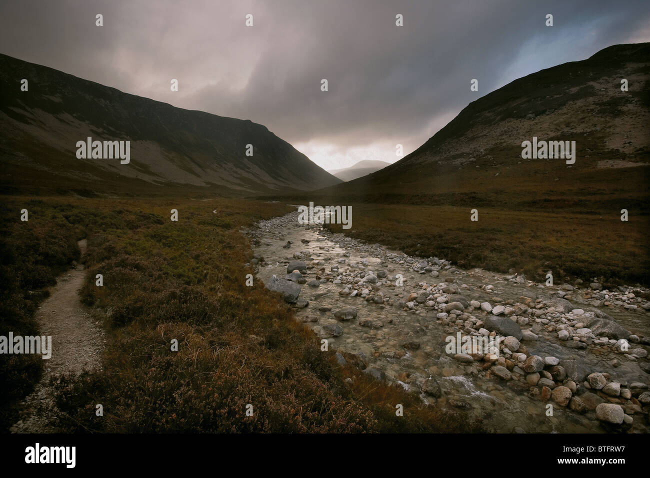 Stimmungsvolle Tal von Glen Catacol und Abhainn Mor, Arran, Scotland, UK Stockfoto