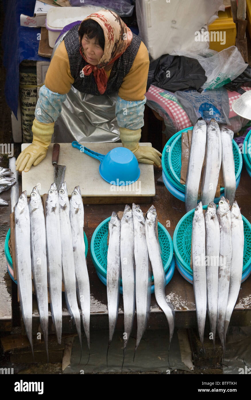 Azuma verkaufen frischen Fisch am Jagalchi Fisch Markt Busan in Südkorea Stockfoto