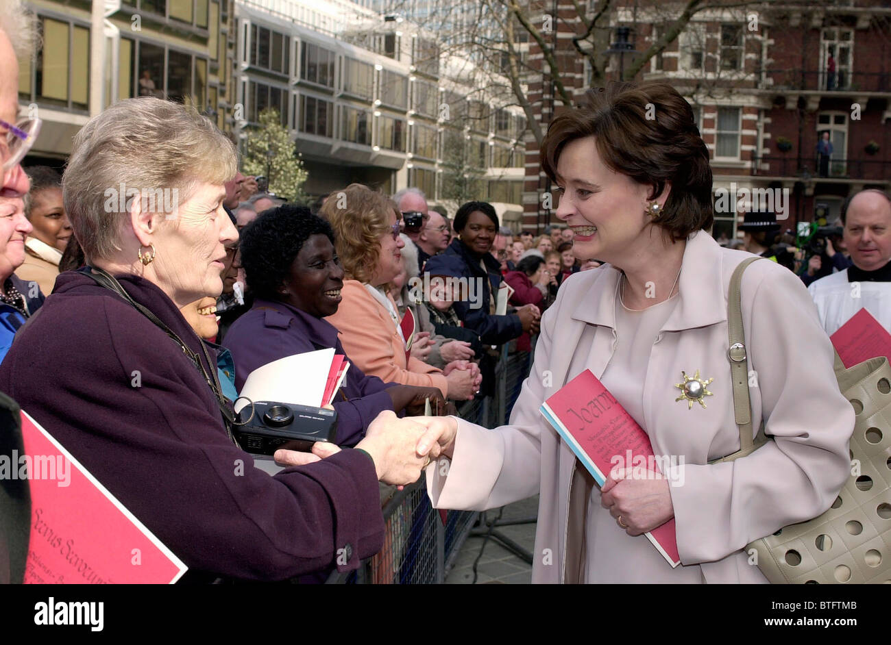 CHERIE BLAIR TREFFEN MASSEN AUF EINEN RUNDGANG AM WESTMINSTER CATHEDRAL IN LONDON Stockfoto