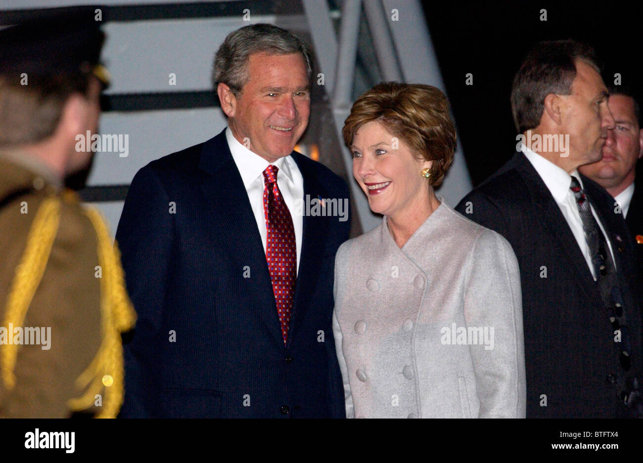 Präsident George Bush und seiner Frau Laura verlassen Airforce One Flug bei der Ankunft am Flughafen Heathrow für Staatsbesuch in Großbritannien Stockfoto