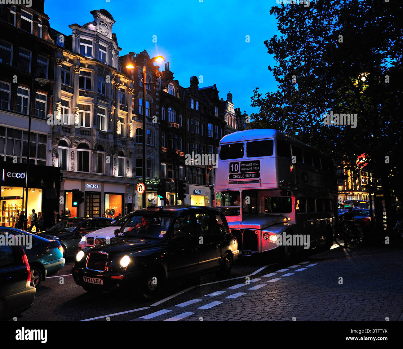 Taxi und Double Decker Bus im Verkehr in Knightsbridge, London Stockfoto