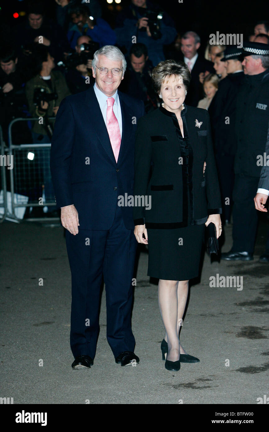 Der ehemalige Premierminister John Major und Frau Norma kommen für 80. Geburtstag-Partei Margaret Thatcher in Knightsbridge, London Stockfoto