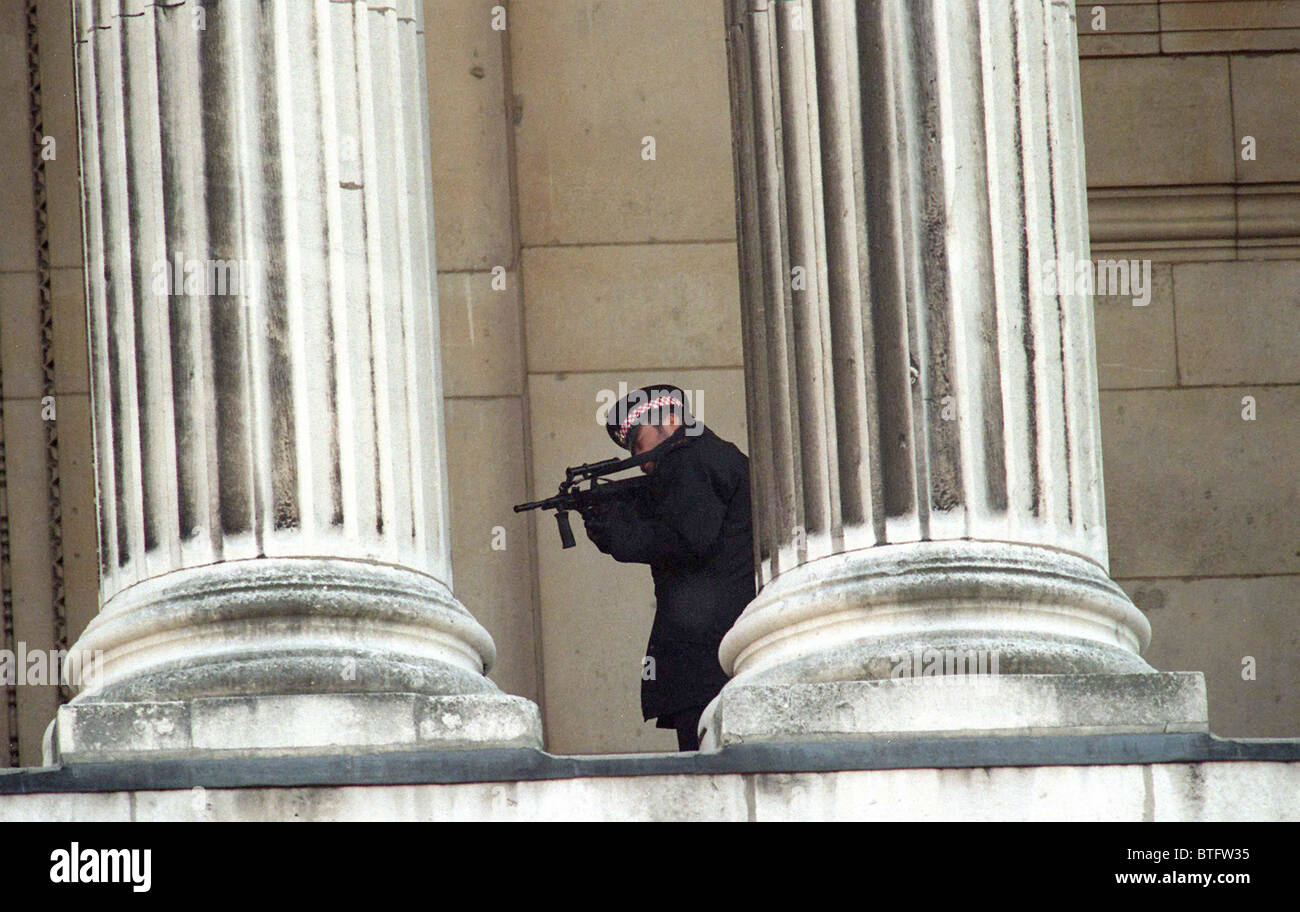 Anti-Terror bewaffnete Sicherheit für Golf Gedenkgottesdienst in St. Pauls Cathedral in London Stockfoto