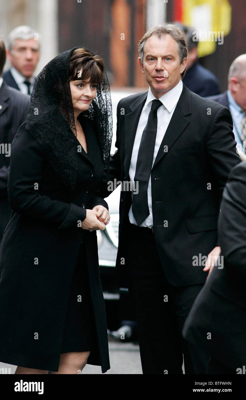 Premierminister Tony Blair und Cherie Booth Teilnahme an einer Trauerfeier für Papst Johannes Paul II. in der Westminster Cathedral. Stockfoto