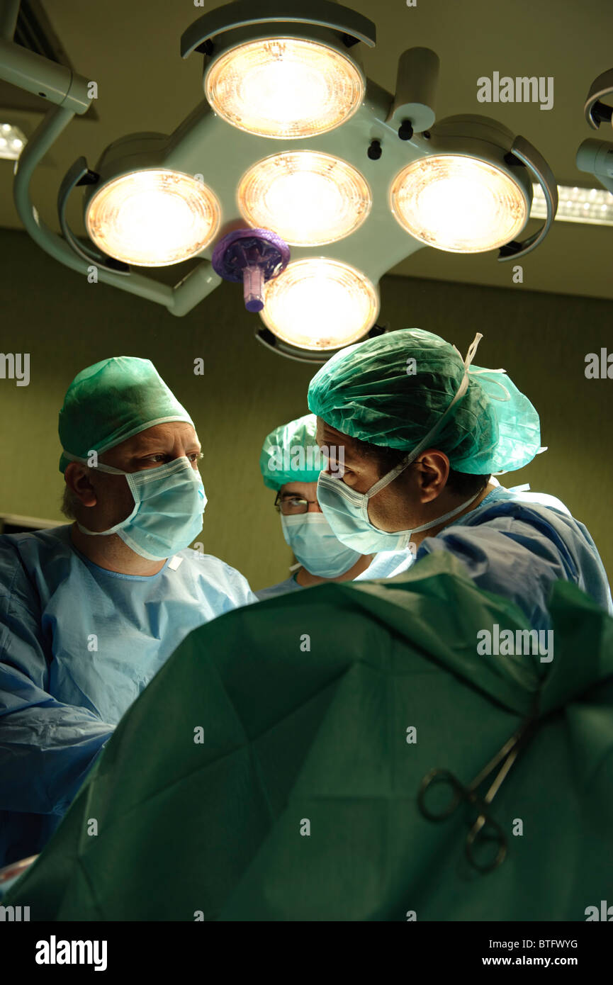 Ärzte der Chirurgie im OP-Saal Stockfoto
