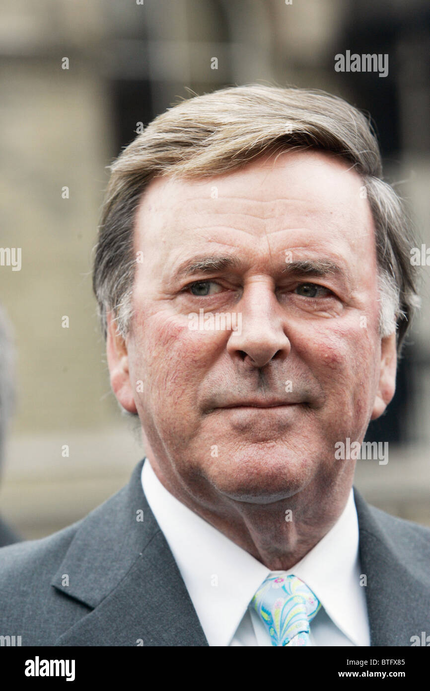 Irische Radiomoderator Terry Wogan auf BBC Broadcasting House in London Stockfoto