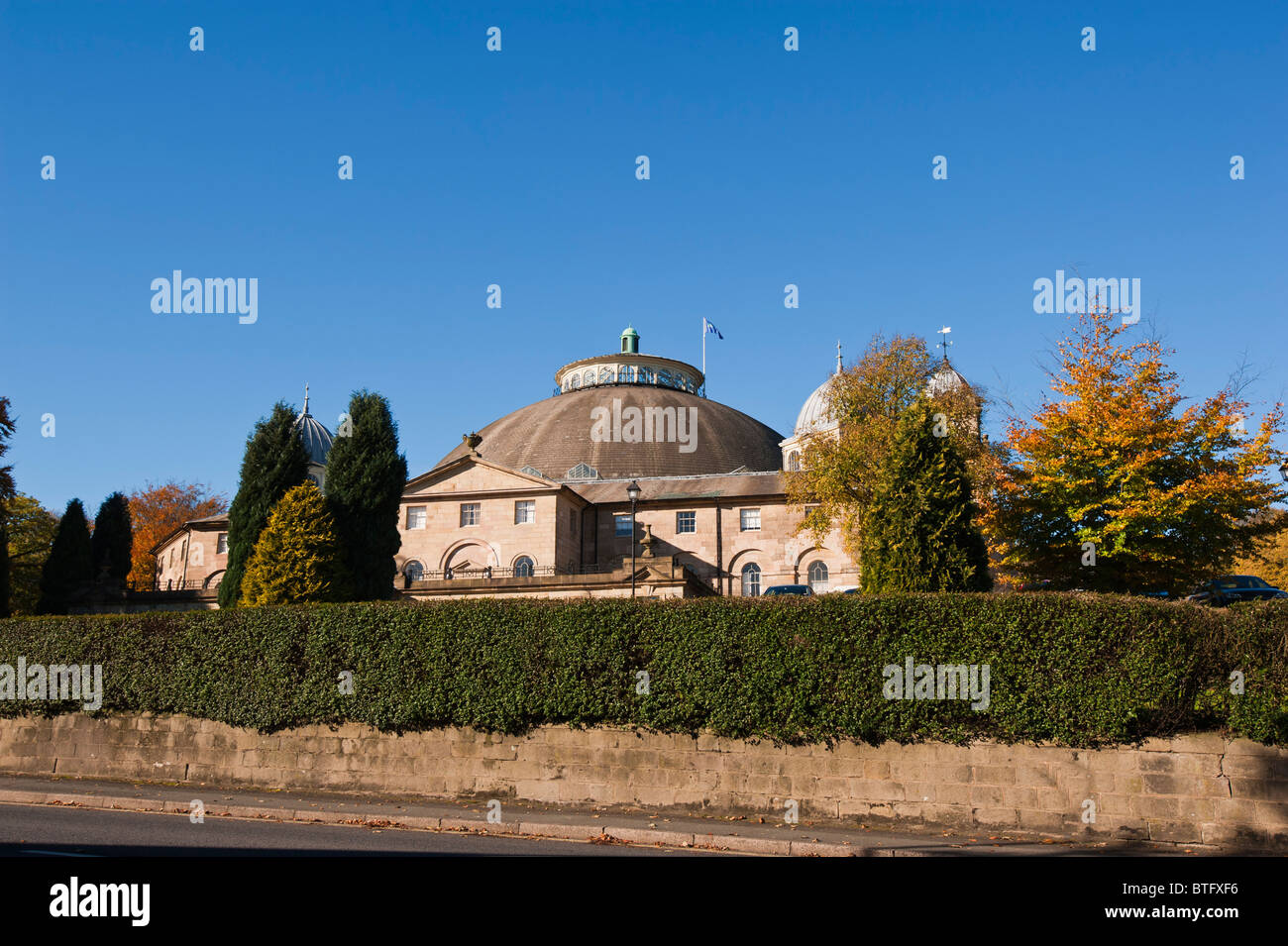Die Kuppel, Universität Derby, Buxton, Derbyshire, England, UK, Europa. Es wird gesagt, der größte nicht unterstützte Dome in Europa zu sein. Stockfoto
