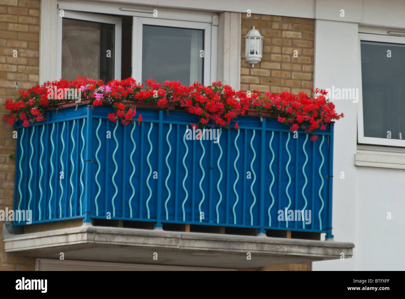 Balkon mit Blumen Brighton Marina, East Sussex, England UK Stockfoto