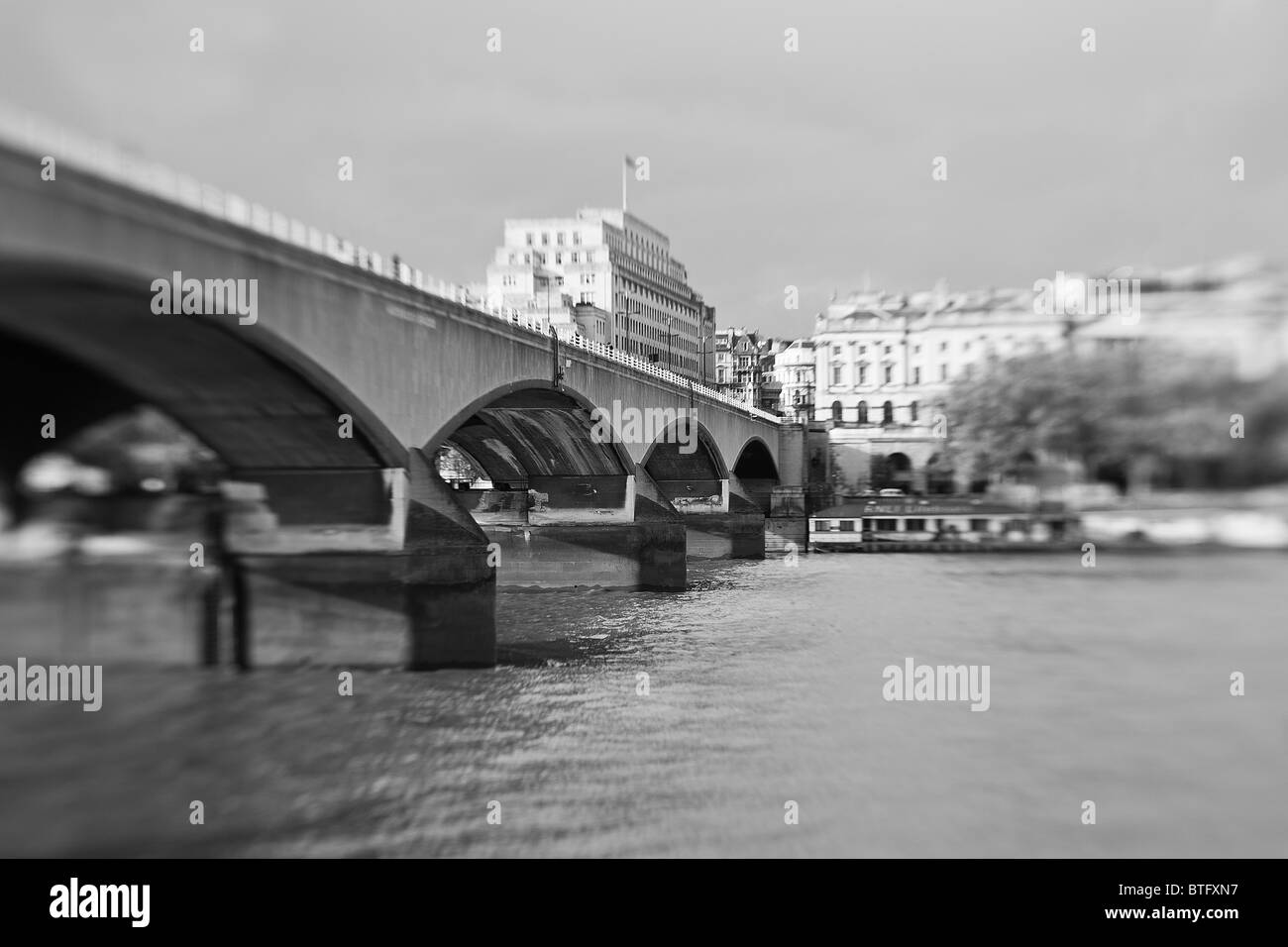 London Waterloo Brücke über den Fluss Themse London mit Somerset Haus im Hintergrund Stockfoto