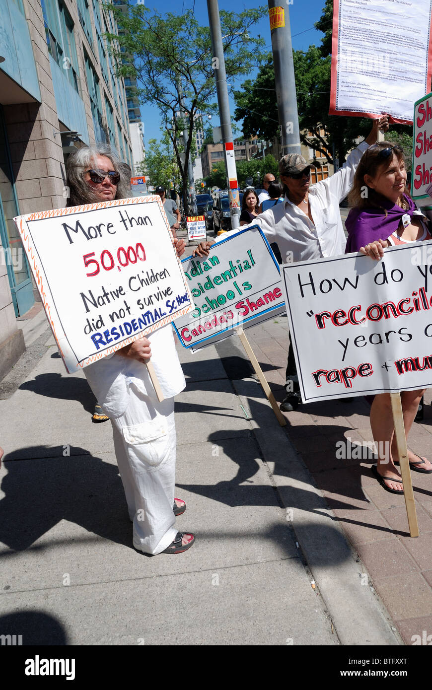 Während des Besuchs von Queens in Toronto protestieren einheimische Kanadier gegen die schändliche Praxis der Wohnschulausbildung im 19. Und 20. Jahrhundert. Stockfoto