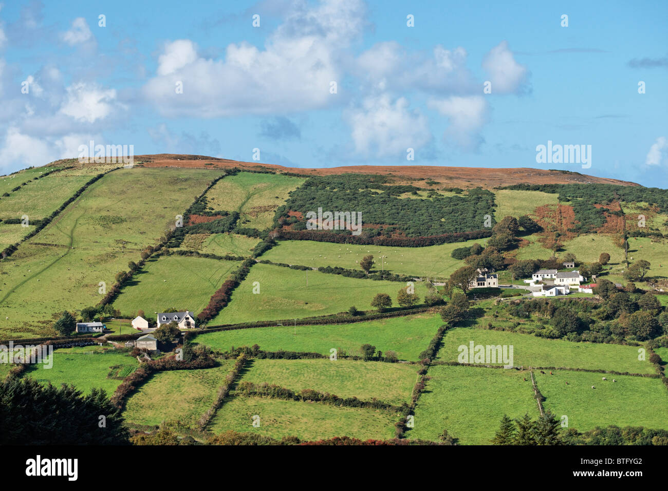 Das Tal des Glenagivney zeigt Häuser und Felder auf dem Hügel. Halbinsel Inishowen, County Donegal, Ulster, Eire. Stockfoto