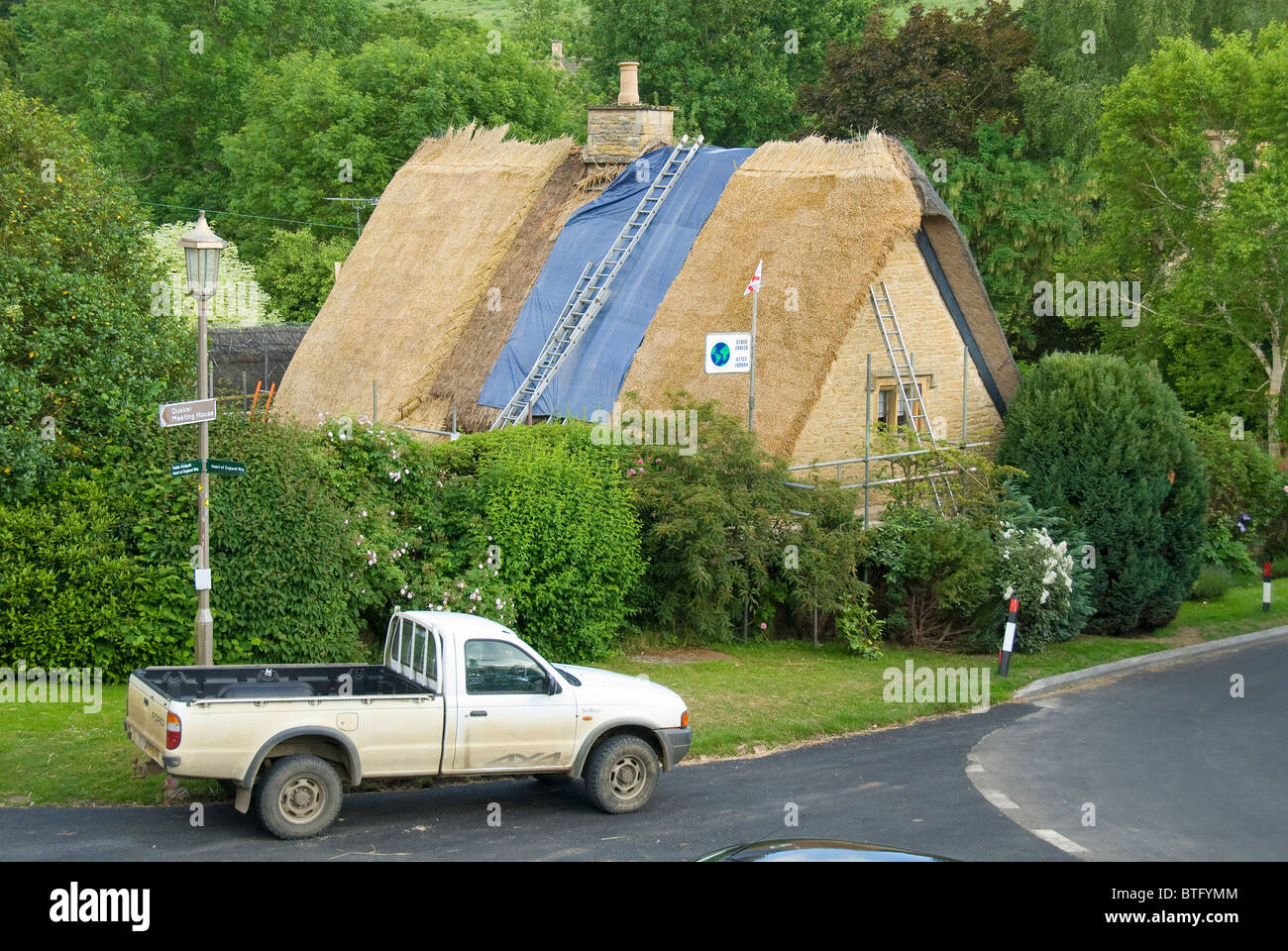 Reetgedeckte Haus Dach repariert bekommen, Cotswolds, England, UK Stockfoto