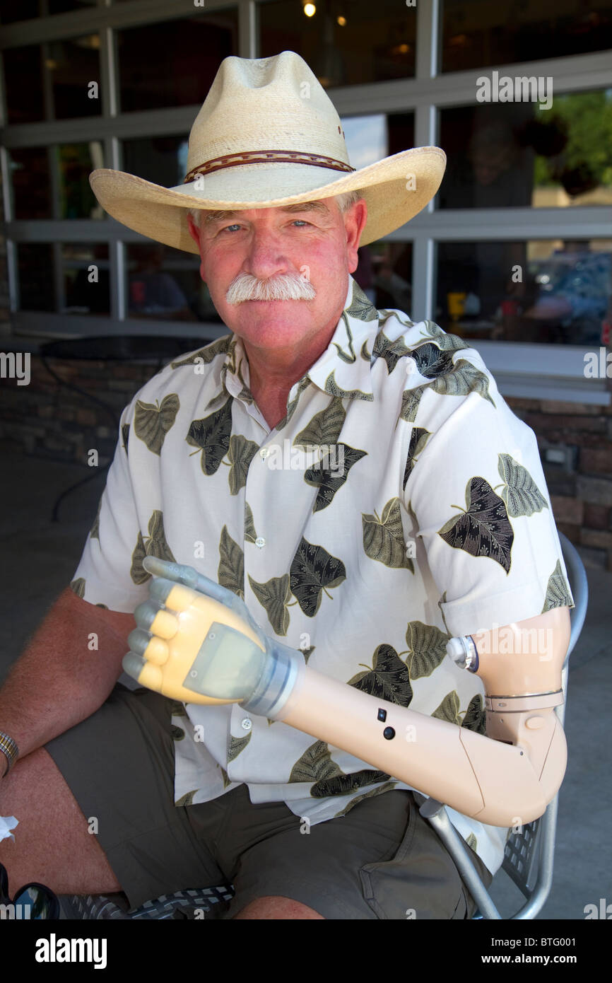 Mann mit einer Armprothese in Boise, Idaho, USA. HERR Stockfoto