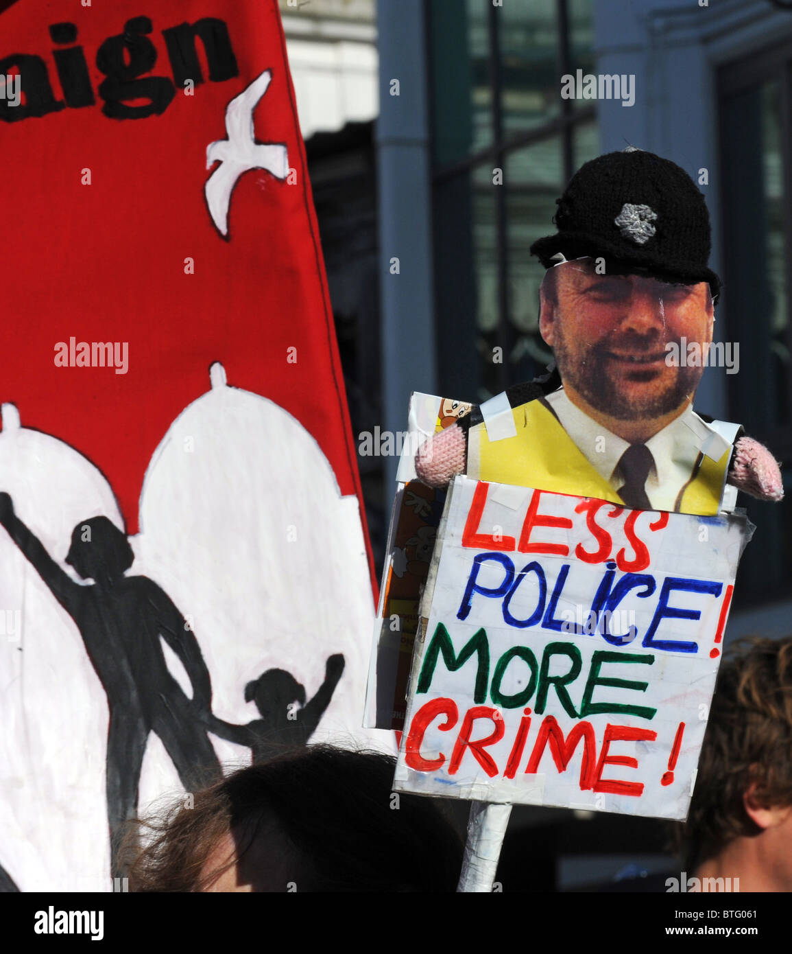 Demonstranten, die Teilnahme an der Brighton März gegen die Kürzungen im Zentrum von Brighton stattfand Stockfoto