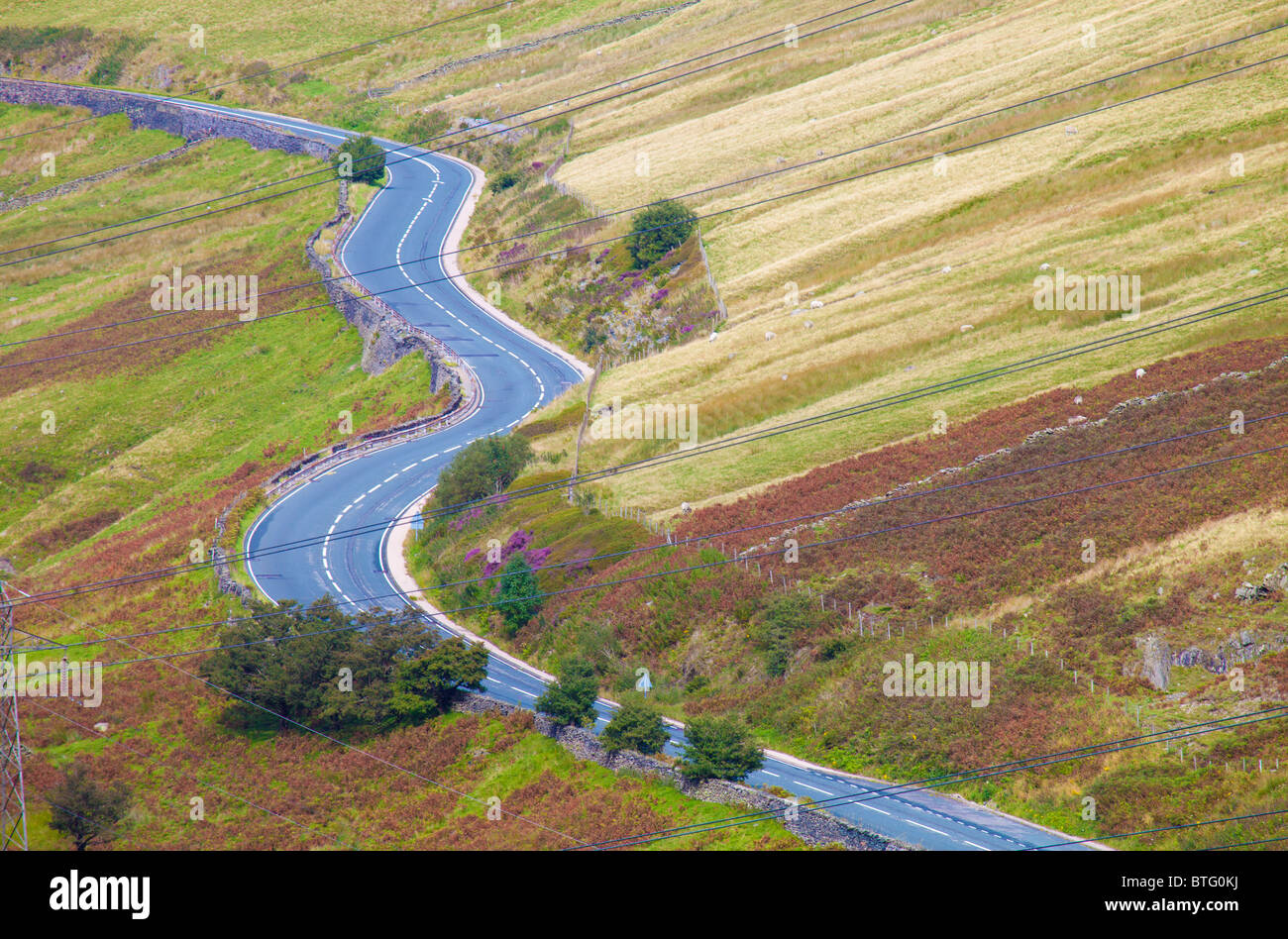 Kurvenreiche Straße laufen durch die Landschaft in Cumbria, England Stockfoto