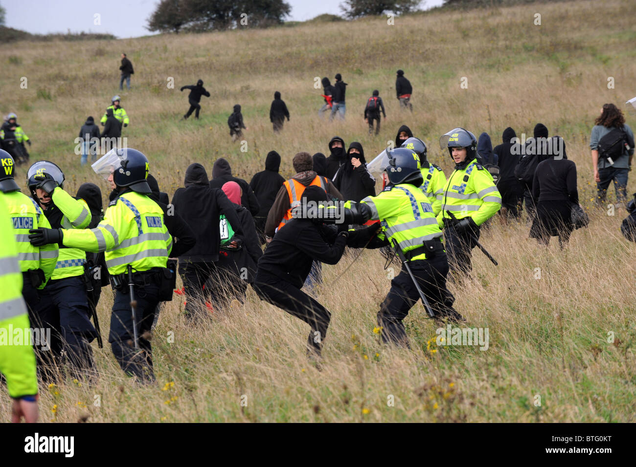 Polizisten in Aufruhr Getriebe Zusammenstoß mit Demonstranten während eines aktuellen Smash EDO statt in Brighton Stockfoto