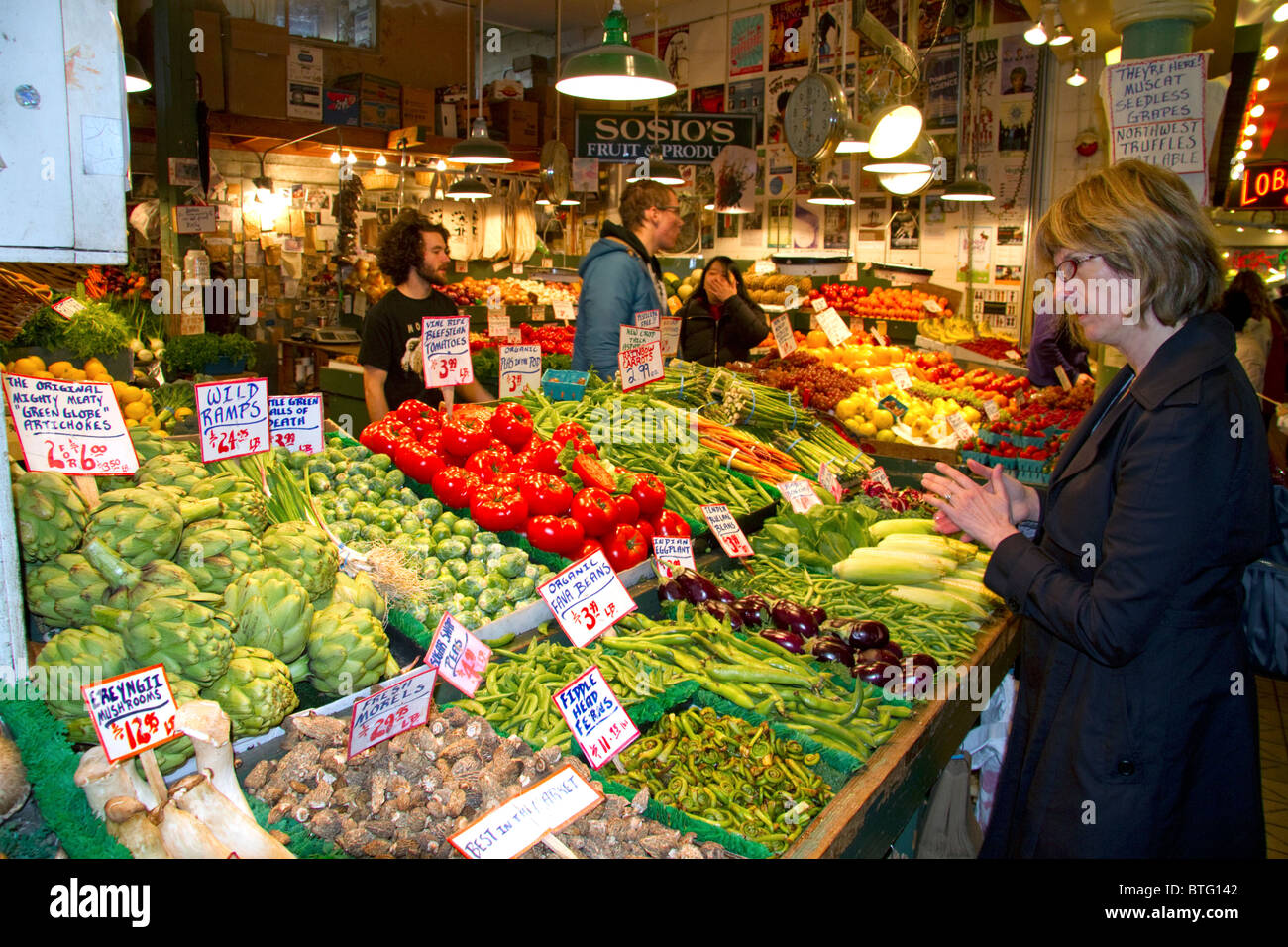 Hersteller, Verkauf von Produkten am Pike Place Market in Seattle, Washington, USA. Stockfoto