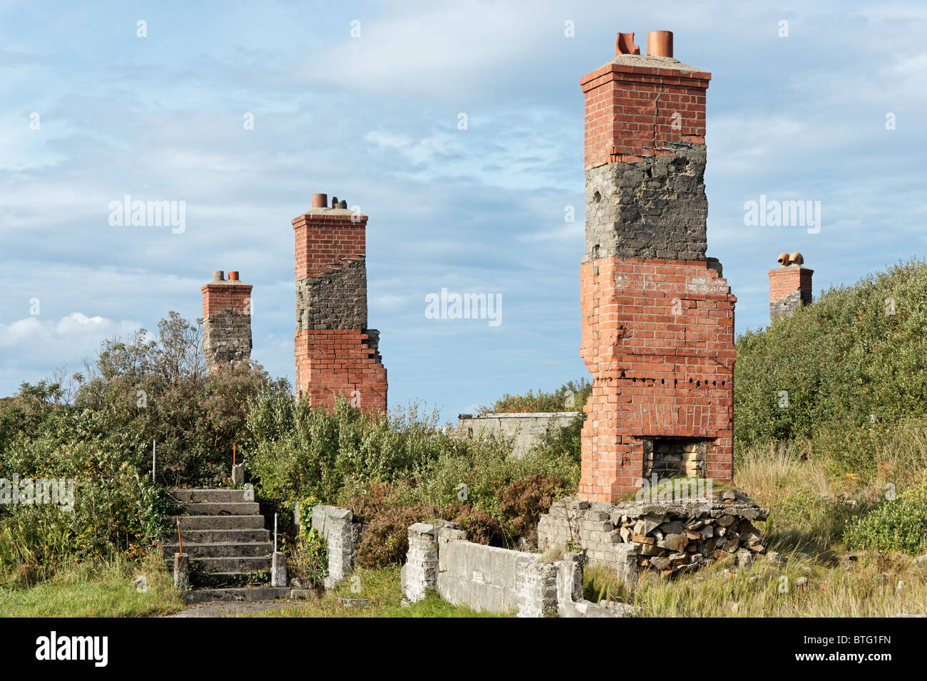 Schornsteine und Kamine der ehemaligen Kaserne der Fort Bildung Heerlager, Halbinsel Inishowen, County Donegal, Ulster, Eire. Stockfoto