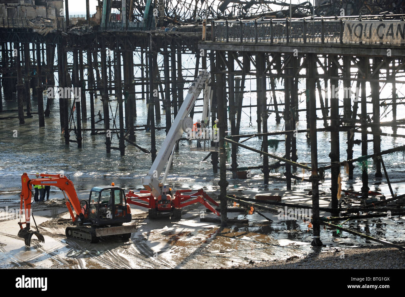 Arbeit hat auf den Abriss des Hastings Pier in East Sussex begonnen, nachdem es durch einen Brand, im Oktober 2010 zerstört wurde Stockfoto