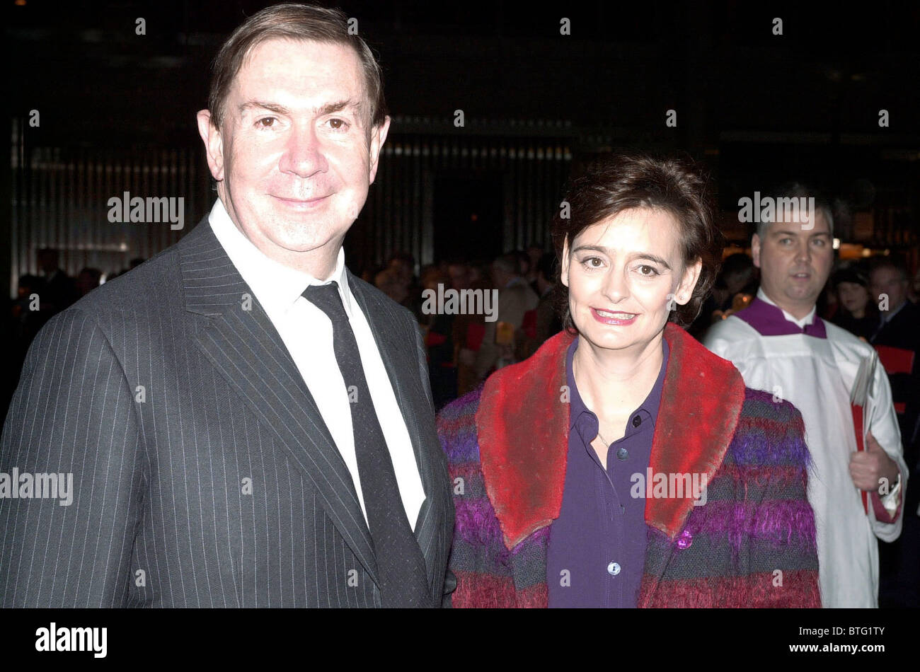 HERR IRVINE VON LAIRG UND CHERIE BLAIR BEI EINWEIHUNG DES JUBILÄUMS KREUZ ZUR ERINNERUNG AN KARDINAL BASIL HUME IN DER WESTMINSTER CATHEDRAL Stockfoto