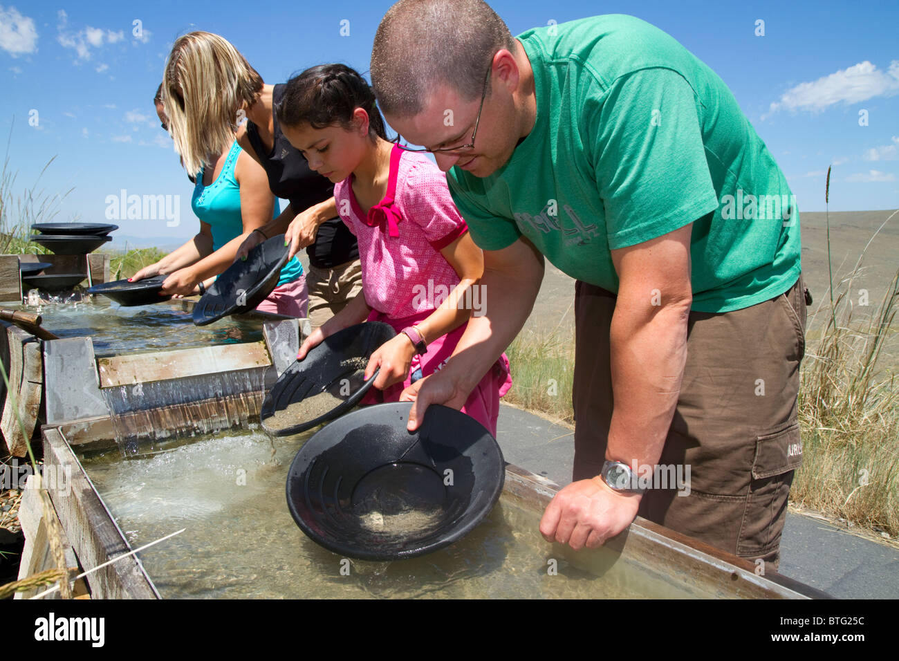 Besucher waschen Sie Gold in einer Demo-Schleuse im nationalen historischen Oregon Trail Interpretive Center Baker City, Oregon. Stockfoto