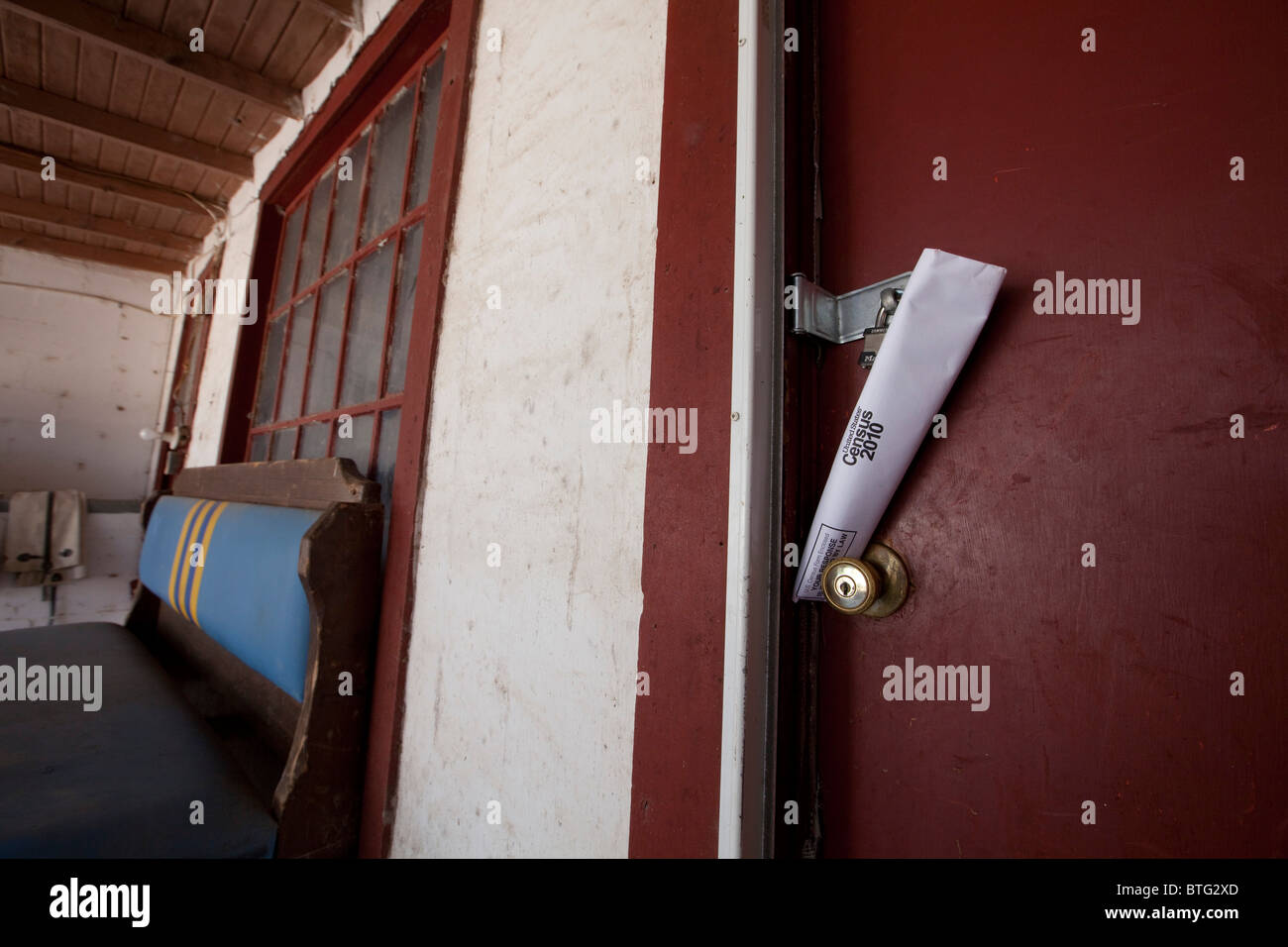 2010-Zensus-Formular aufgerollt und verkeilt gegen Tür Nob Vorhängeschloss Fronttür des Ranch-Haus in West-Texas Stockfoto