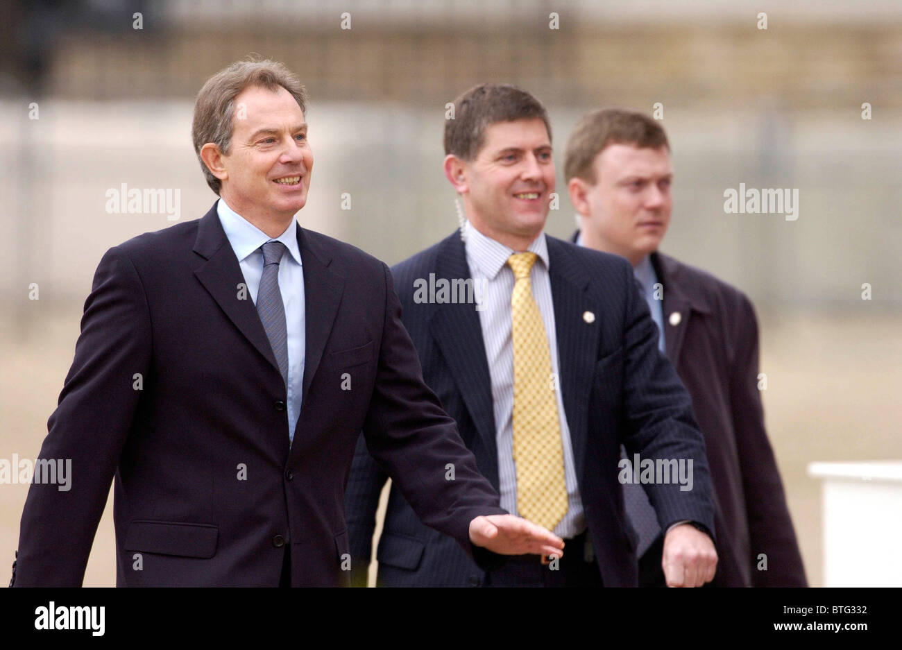 Premierminister Tony Blair begleitet von zwei Bodyguards auf Horse Guards Parade, der Präsident der italienischen Republik zu begrüßen Stockfoto