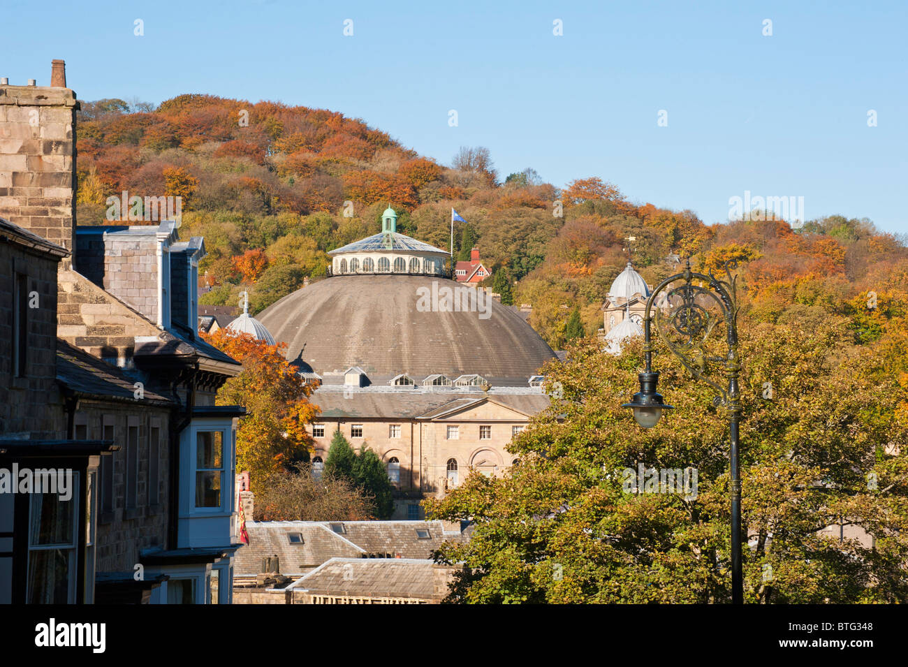 Die Kuppel ist ein Wahrzeichen und sagte, dass die größten nicht unterstützte Dome in Europa zu sein, Universität Derby, Buxton, Peak District, Derbyshire, England. Stockfoto