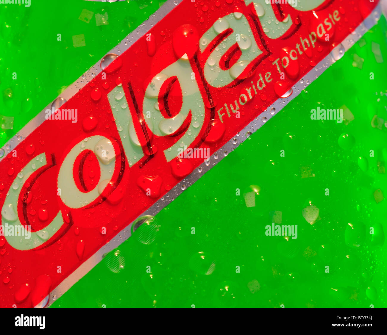 Colgate Fluorid Zahnpasta Gel mit Kristall-Wafer und Wassertropfen Stockfoto