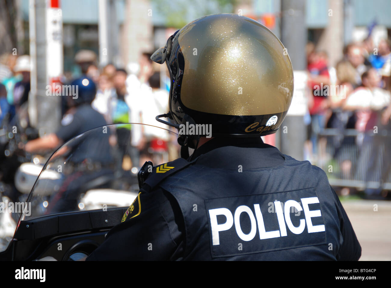 Ein Motorradoffizier der Ontario Provinzpolizei patrouillierte während des Besuchs der Queens in Kanada in der Innenstadt von Toronto Stockfoto