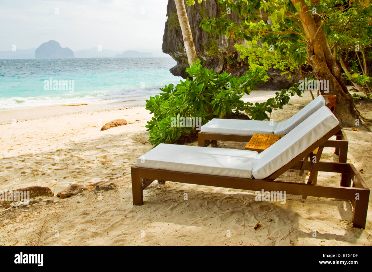 Zwei Strand Betten unter Palmen am Strand von asiatischen Stockfotografie -  Alamy