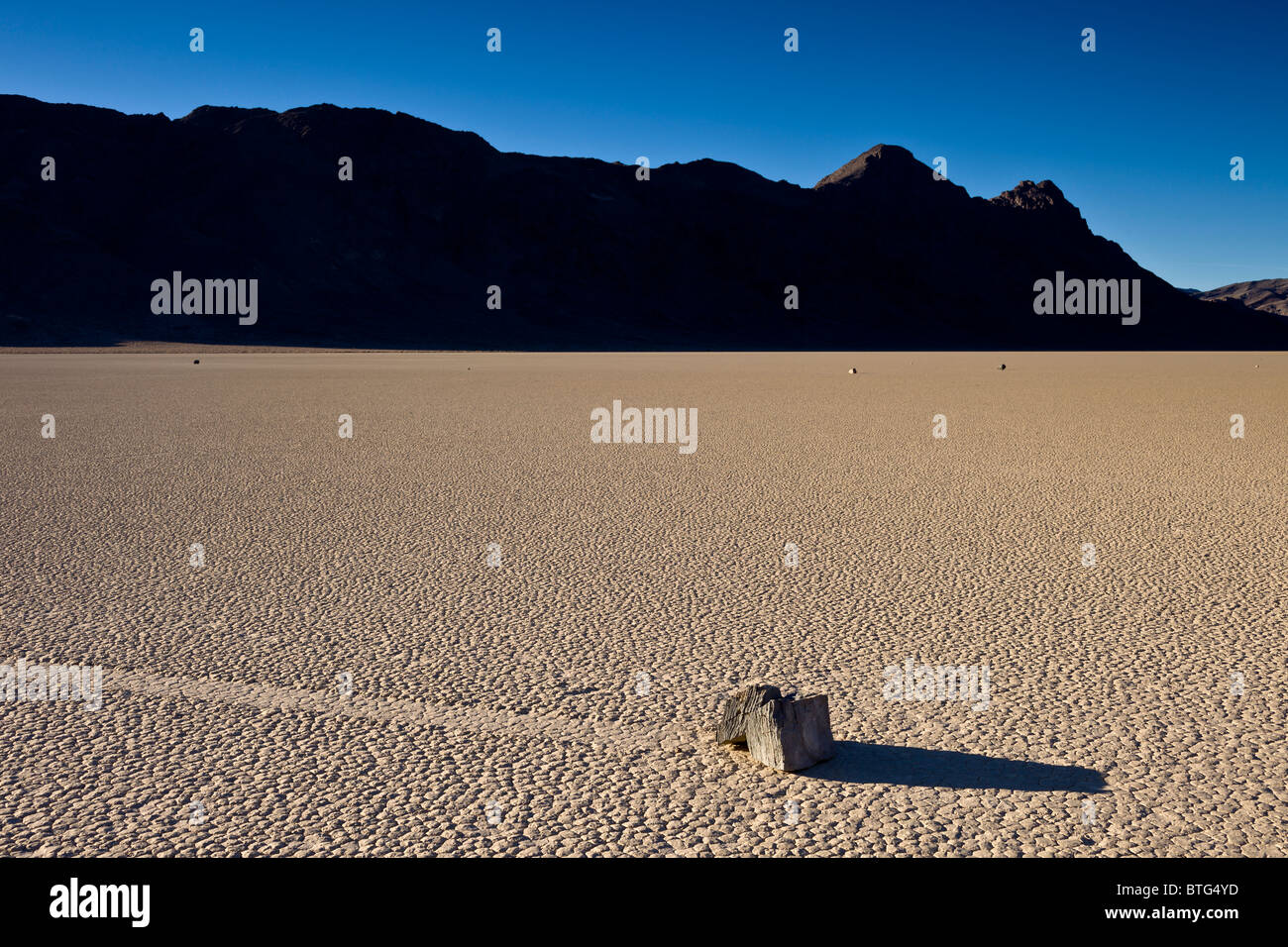 Segeln-Steinen oder gleitenden Felsen bewegen sich auf mysteriöse Weise über The Racetrack Playa in Death Valley Nationalpark, Kalifornien, USA. Stockfoto