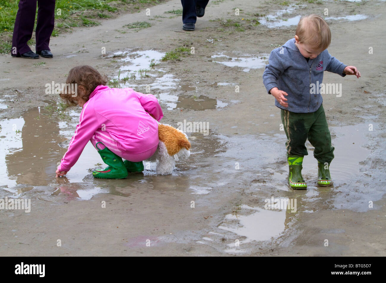 Kinder spielen im Schlamm Pfützen am Skagit Valley, Washington, USA. Stockfoto