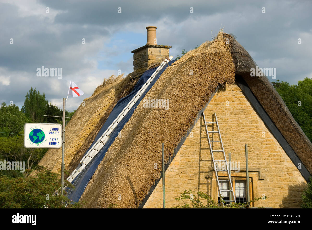 Reetgedeckte Haus Dach repariert bekommen, Cotswolds, England, UK Stockfoto