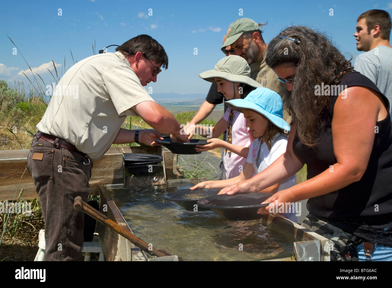 Besucher waschen Sie Gold in einer Demo-Schleuse im nationalen historischen Oregon Trail Interpretive Center Baker City, Oregon. Stockfoto