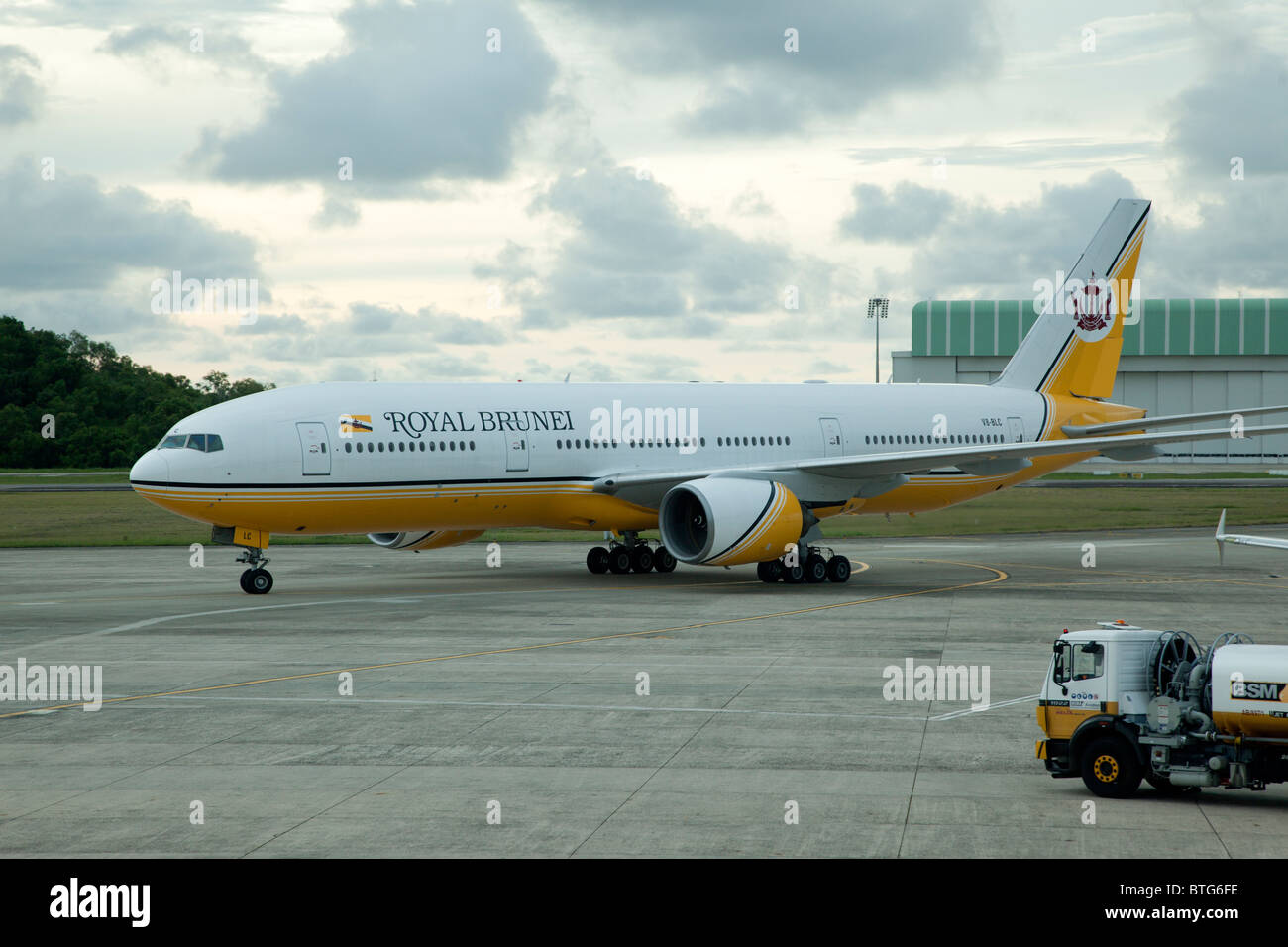 Boeing 777-212 von Royal Brunei Airlines in Bandar Seri Begawan Flughafen, Brunei Stockfoto