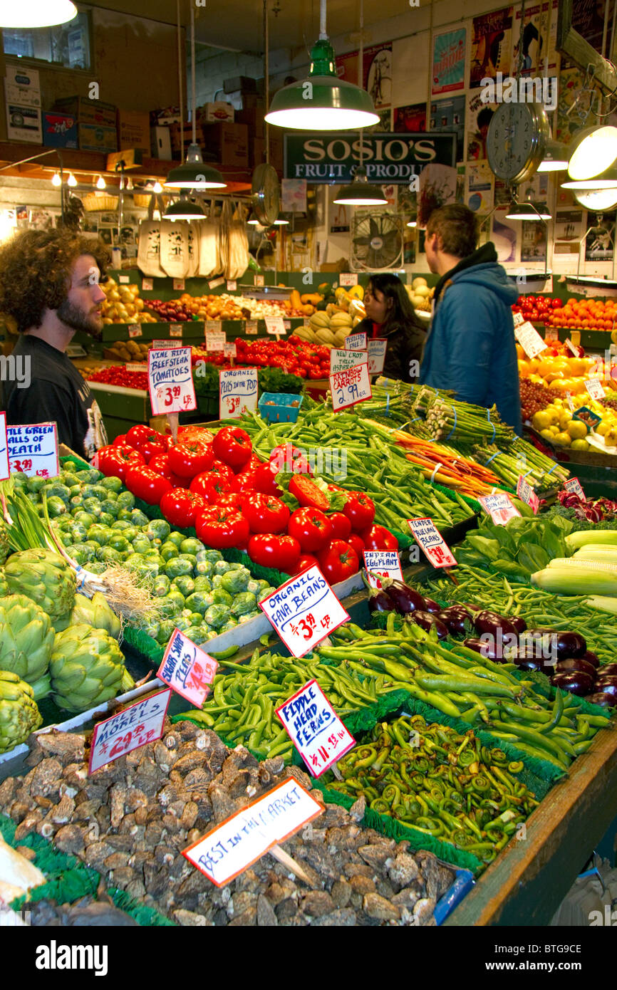 Hersteller, Verkauf von Produkten am Pike Place Market in Seattle, Washington, USA. Stockfoto