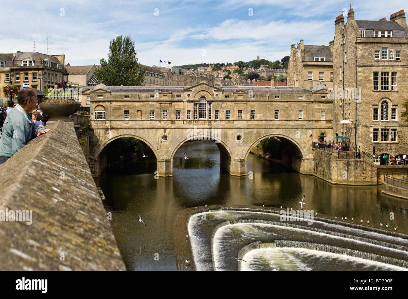 Horizontalen Weitwinkel des Grades 1 aufgeführten Pulteney Brücke über den Fluss Avon in der Mitte des Bades an einem sonnigen Tag. Stockfoto