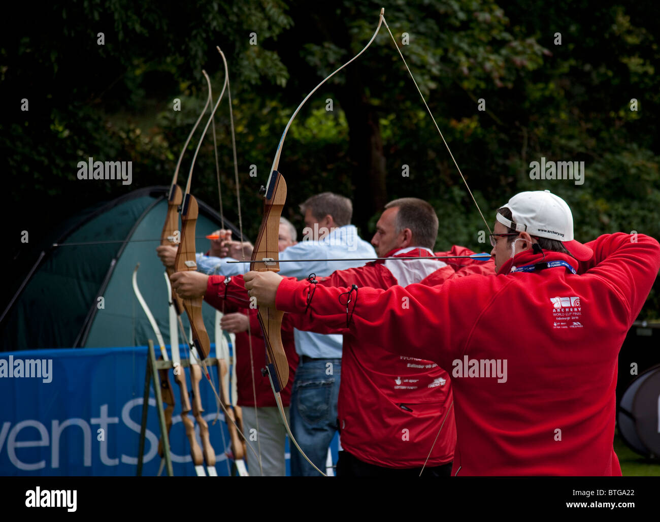 Männchen mit Pfeil und Bogen schießen am Ziel, Edinburgh, Schottland, Vereinigtes Königreich, Europa Stockfoto