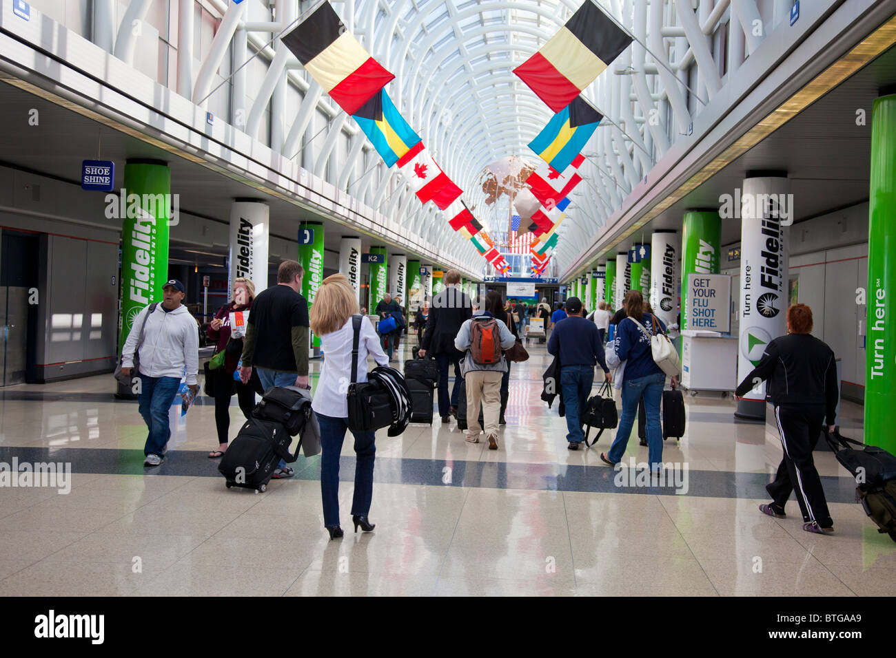 Flugreisende in Halle H (American Airlines) von Chicago O' Hare Airport, Illinois, USA Stockfoto