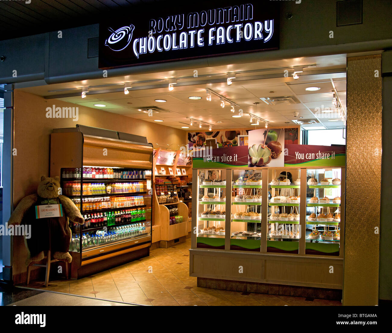 Rocky Mountain Chocolate Factory Shop bei Chicago O' Hare Airport, Illinois, USA Stockfoto
