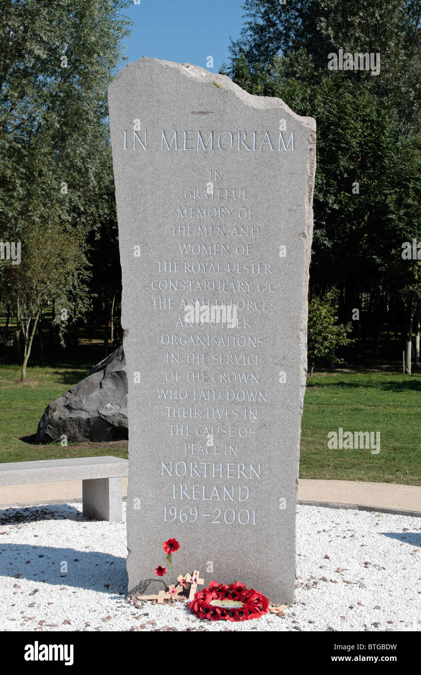 Zentrale Gedenkstätte im Ulster Ash Grove Garten am National Memorial Arboretum, Alrewas, UK. Stockfoto