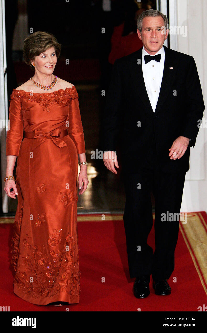 Präsident George w. Bush und Laura Bush (Kleid von Designer Oscar De La Renta) an das Weiße Haus, Washington DC, USA Stockfoto