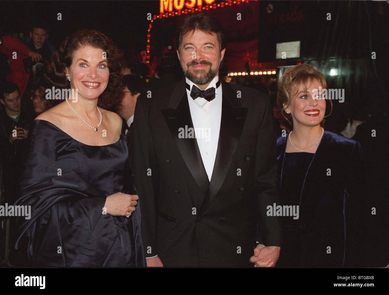 JONATHAN FRAKES (COMMANDER WILLIAM RIKER) SHERRY LANSING & PARAMOUNTS VORSITZENDER AT FILM-PREMIERE VON STAR TREK ERSTKONTAKT Stockfoto