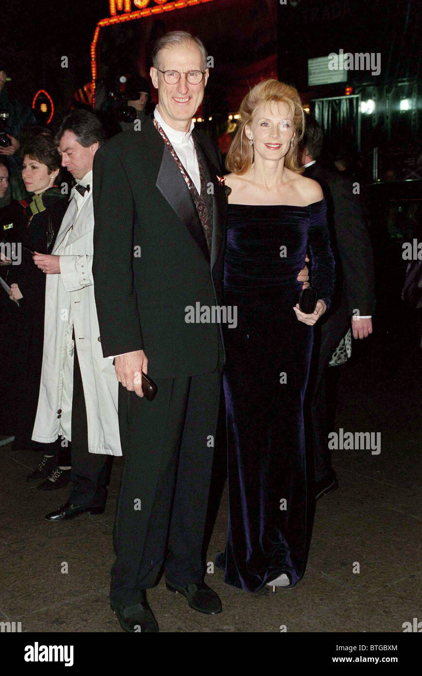 SCHAUSPIELER JAMES CROMWELL UND SCHAUSPIELERIN GATES MCFADDEN (DR. BEVERLY CRUSHER) BEI PREMIERE VON "STAR TREK: ERSTKONTAKT" IN LONDON Stockfoto