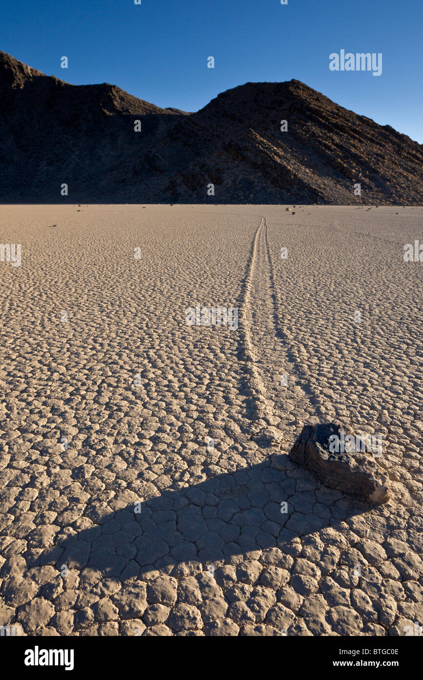 Segeln-Steinen oder gleitenden Felsen bewegen sich auf mysteriöse Weise über The Racetrack Playa in Death Valley Nationalpark, Kalifornien, USA. Stockfoto
