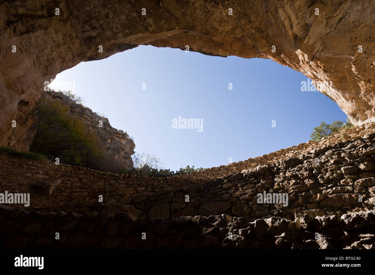 Nachschlagen auf Swithback Weg aus der natürlichen Mündung der Carlsbad Caverns National Park in New Mexico, USA. Stockfoto
