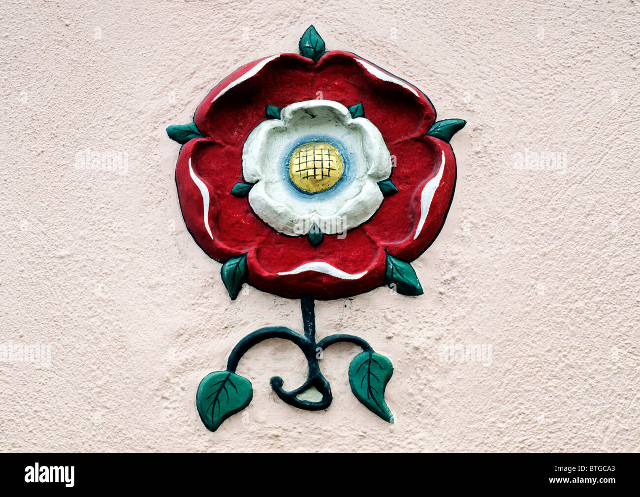 Hadleigh Suffolk, Pargetting, High Street, Tudor Rose Putz Rosen England UK Englisch Wand-Dekoration rot und weiß Stockfoto