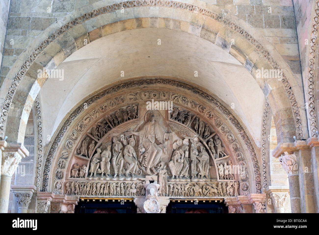 Portal in die Kirche Sainte Marie Madeleine (Basilika der Heiligen Magdalena), Vezelay, Departement Yonne, Burgund, Frankreich Stockfoto