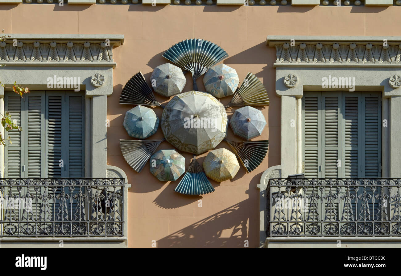 Detail eines Mehrfamilienhauses in Barcelona zeigen Balkone und ein dekoratives Motiv basierend auf Sonnenschirme und fans Stockfoto